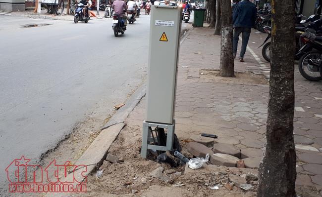 Dây điện, dây cáp viễn thông 'giăng bẫy' người dân trên phố ở Hà Nội ảnh 2